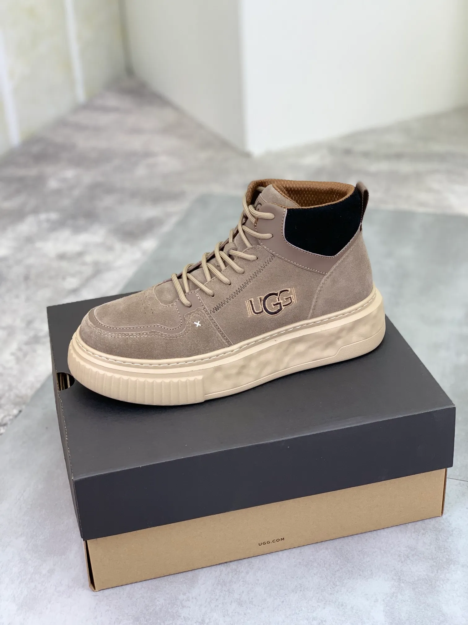Men's shoes 💰P640 [New style] 💰 🆘 "Real wool" [UGG] 👉The popular men's shoes are synchronized with the official website 🔰The quality of the genuine products [satisfied] is not comparable to the imitations in the general market 🌀The upper is imported Italian frosted cowhide, and the lining is: foot pad 🅰️ grade 🐑Real wool👻Only Grade A can show the effect The hand feels smooth and delicate 🔱The shoe shape is grand, only genuine manufacturers can achieve it 🎄The perfect toughness of the original outsole 👻⬛️ can allow customers to bid farewell to one-time consumption. Real wool lining, super warm. Available in brown or gray. Number of yards: 39-44